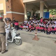 ให้ความรู้เกี่ยวกับกฎหมายจราจรเบื้องต้นและโครงการฝึกอบรมทักษะเอาตัวรอดของเด็กนักเรียนหากติดในรถตู้