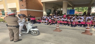 ให้ความรู้เกี่ยวกับกฎหมายจราจรเบื้องต้นและโครงการฝึกอบรมทักษะเอาตัวรอดของเด็กนักเรียนหากติดในรถตู้