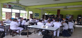 ครูตำรวจ D.A.R.E. (โครงการการศึกษาเพื่อต่อต้านการใช้ยาเสพติดในเด็กนักเรียน)